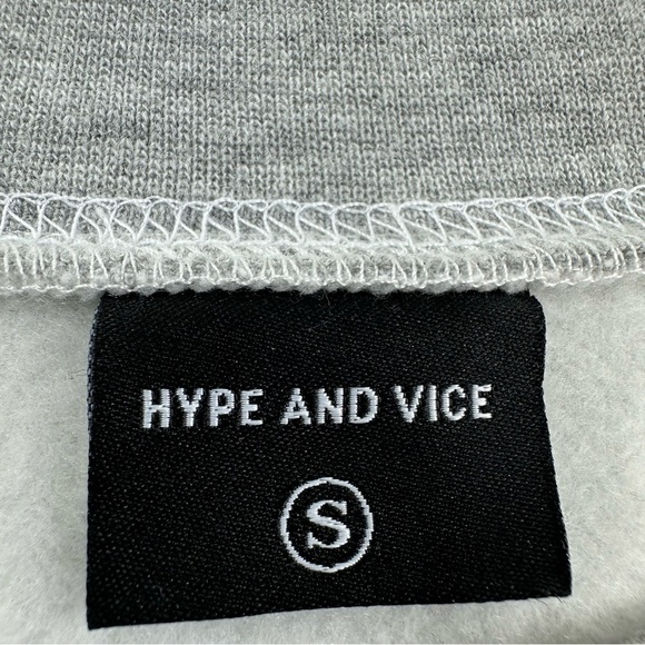 NWOT Hype and Vice UMASS Cropped Sweatshirt Womens Small Gray Black Colorblock - Picture 3 of 7